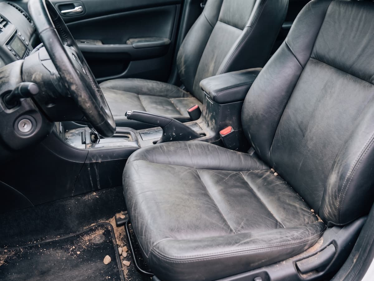 Interior de BMW Série 5 com areia e manchas antes da higienização interna na MADE no Rio de Janeiro