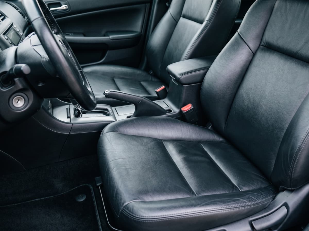 Interior de BMW Série 5 limpo após higienização interna completa na MADE Estética Automotiva RJ