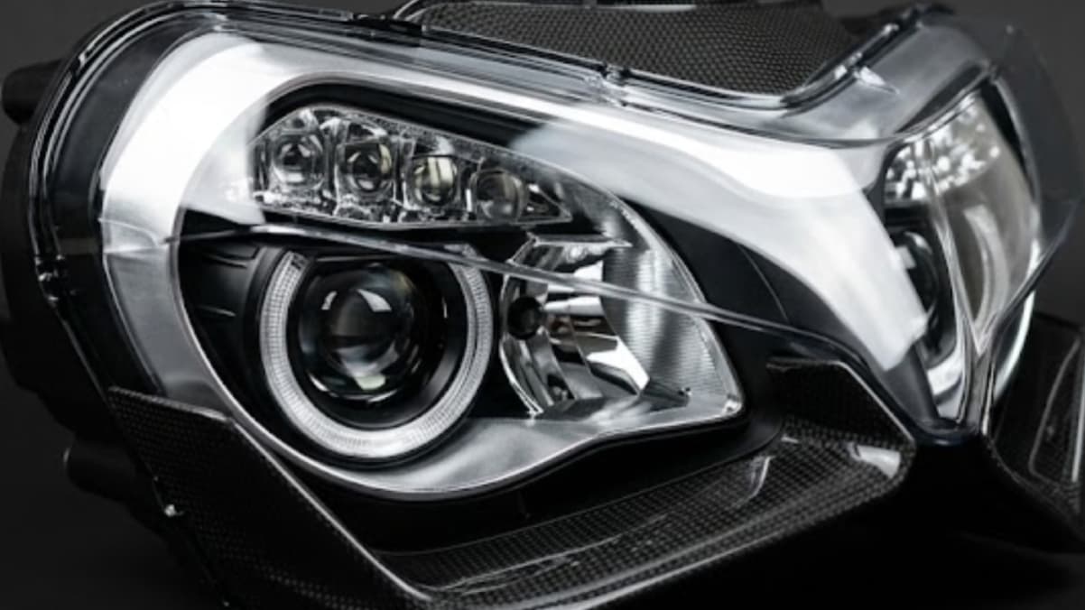 Farol transparente restaurado após polimento técnico na MADE Estética Automotiva Rio de Janeiro